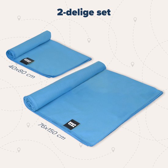Set van twee blauwe microvezelhanddoeken, de één opgerold met afmetingen 40x80 cm, de ander uitgerold 76x150 cm.