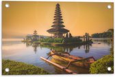 Tuinposter – Smalle Hoge Pura Ulun Danu Bratan Tempel omringd door Water in Indonesië - 60x40 cm Foto op Tuinposter (wanddecoratie voor buiten en binnen)