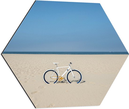Dibond Hexagon - Witte Mountainbike Fiets geparkeerd op het Strand aan de Kust - 60x52.2 cm Foto op Hexagon (Met Ophangsysteem)