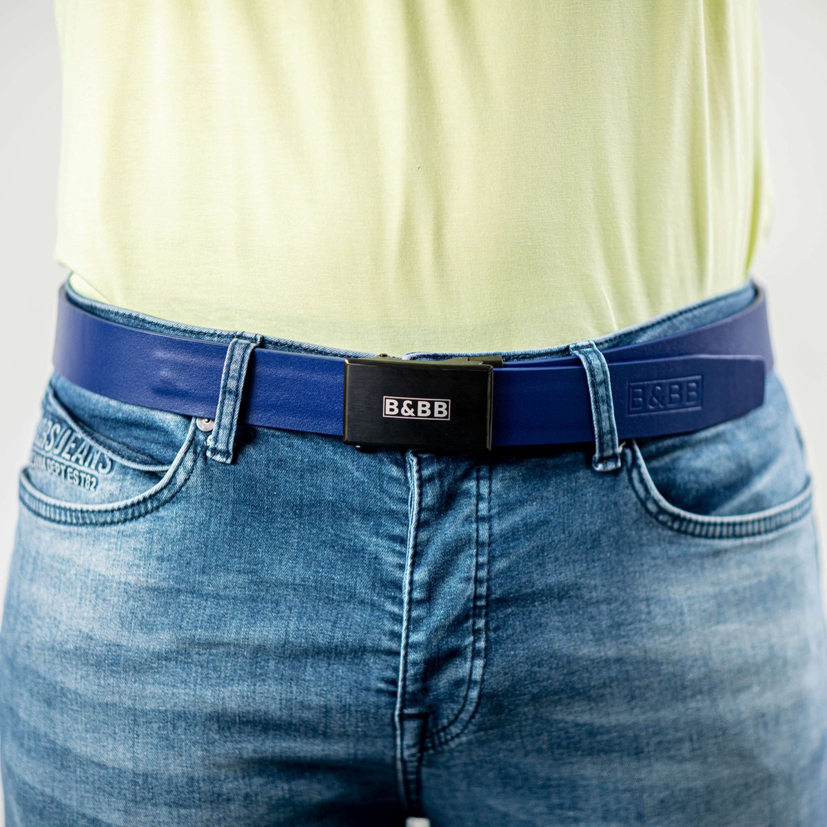 Black & Brown Belts - 125 CM Blauwe Leren Riem - Zwarte Gesp Outlined - Automatische Riem Zonder Gaatjes - Inclusief Op-Maat-Maak-Video - Echt Runderleer - Meerdere Maten & Kleuren - Uniek Cadeau