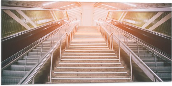 WallClassics - Vlag - Zonnestralen over Roltrap en Trap in Metrostation - 100x50 cm Foto op Polyester Vlag