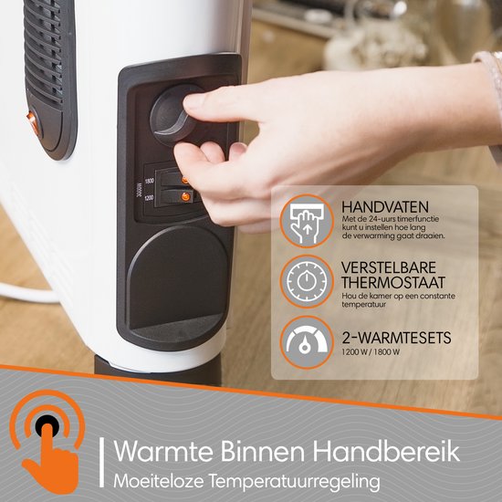 Een hand draait aan de thermostaatknop van een witte elektrische kachel met een 24-uurs timer, instelbare thermostaat en 2 warmte-instellingen (1200W/1800W).