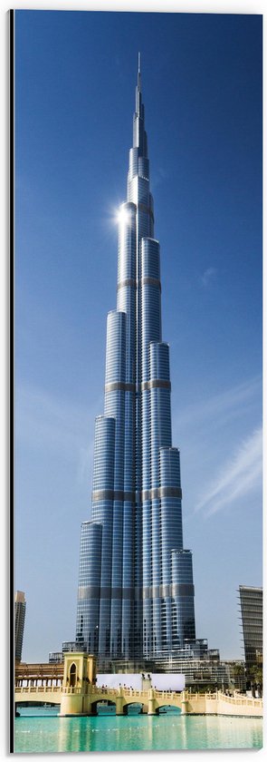 Dibond - Wolken en Zonlicht op Burj Khalifa Hotel - 20x60 cm Foto op Aluminium (Met Ophangsysteem)