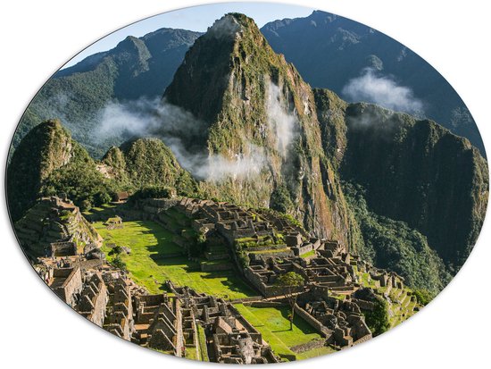 WallClassics - Dibond Ovaal - Uitzicht over Dorpje Machu Picchu in Peru - 108x81 cm Foto op Ovaal (Met Ophangsysteem)