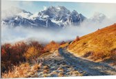 Dibond - Bergpad op Berg in de Wolken bij Sneeuwbergen - 120x80 cm Foto op Aluminium (Wanddecoratie van metaal)