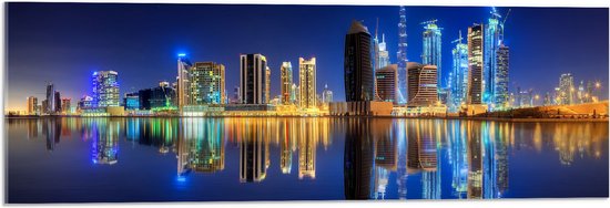 Acrylglas - Skyline van Dubai met Weerspiegeling in de Zee, Qatar - 90x30 cm Foto op Acrylglas (Met Ophangsysteem)
