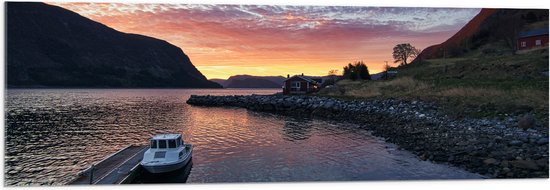 Acrylglas - Aangemeerd Wit Vissersbootje bij Bergen in Noorwegen Vroeg op de Avond - 120x40 cm Foto op Acrylglas (Wanddecoratie op Acrylaat)