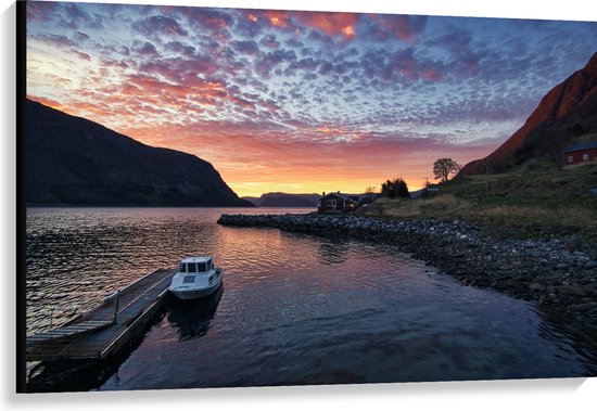 Canvas - Aangemeerd Wit Vissersbootje bij Bergen in Noorwegen Vroeg op de Avond - 120x80 cm Foto op Canvas Schilderij (Wanddecoratie op Canvas)