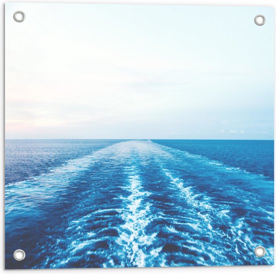 WallClassics - Tuinposter – Sporen van Boot in de Zee - 50x50 cm Foto op Tuinposter (wanddecoratie voor buiten en binnen)