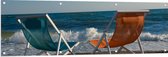Tuinposter – Blauw en Oranje Kuipstoeltje op het Strand aan de Kust - 150x50 cm Foto op Tuinposter (wanddecoratie voor buiten en binnen)