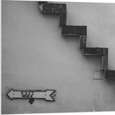 PVC Schuimplaat - Trap voor Witte Muur in het Zwart- wit met Bordje Exit - 80x80 cm Foto op PVC Schuimplaat (Met Ophangsysteem)