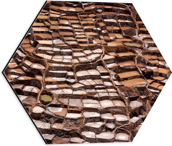 WallClassics - Dibond Hexagon - Zoutpannen van Maras in Andesgebergte van Peru - 40x34.8 cm Foto op Hexagon (Met Ophangsysteem)