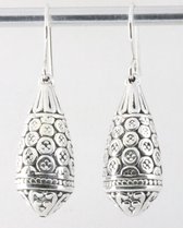 Traditionele bewerkte zilveren pegel oorbellen