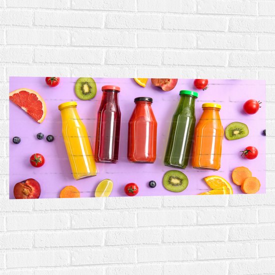 Muursticker - Gezonden Sappen in Glazen Flessen omringd door Fruit - 100x50 cm Foto op Muursticker