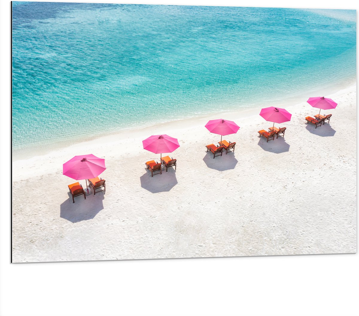 Dibond - Ligbedden onder Roze Parasols op het Witte Strand bij Blauwe Oceaan - 100x75 cm F