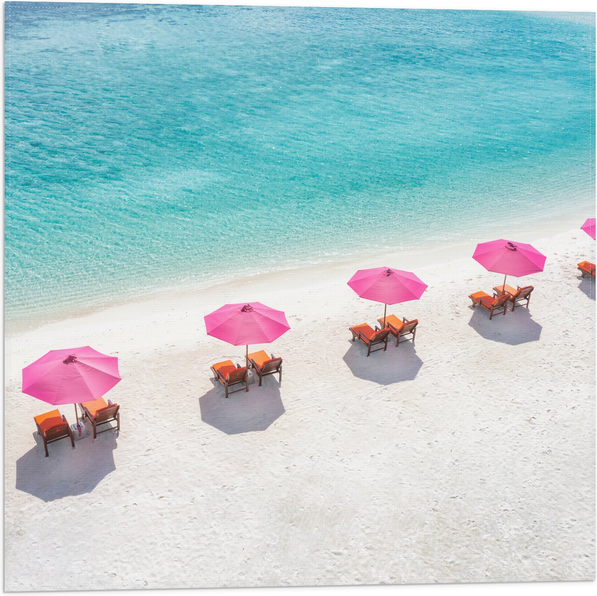Vlag - Ligbedden onder Roze Parasols op het Witte Strand bij Blauwe Oceaan - 50x50 cm Foto