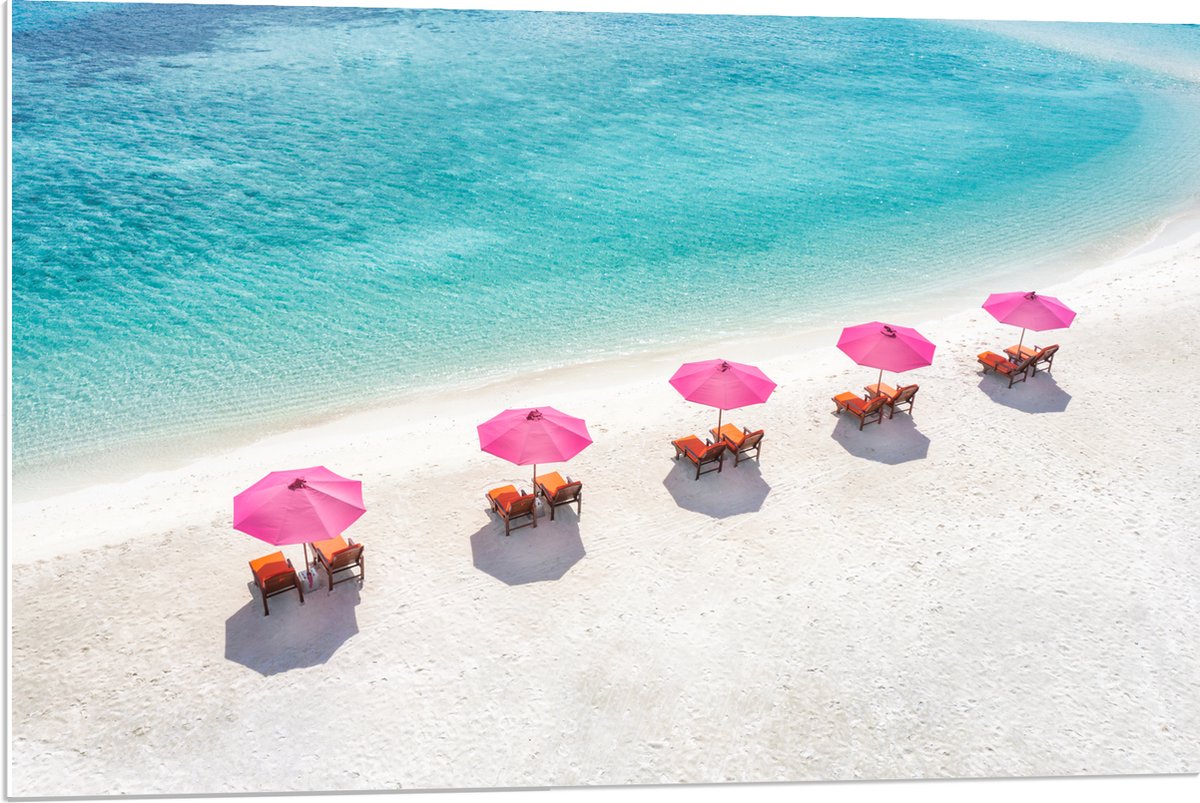 PVC Schuimplaat - Ligbedden onder Roze Parasols op het Witte Strand bij Blauwe Oceaan - 90x60 cm Foto op PVC Schuimplaat (Met Ophangsysteem)