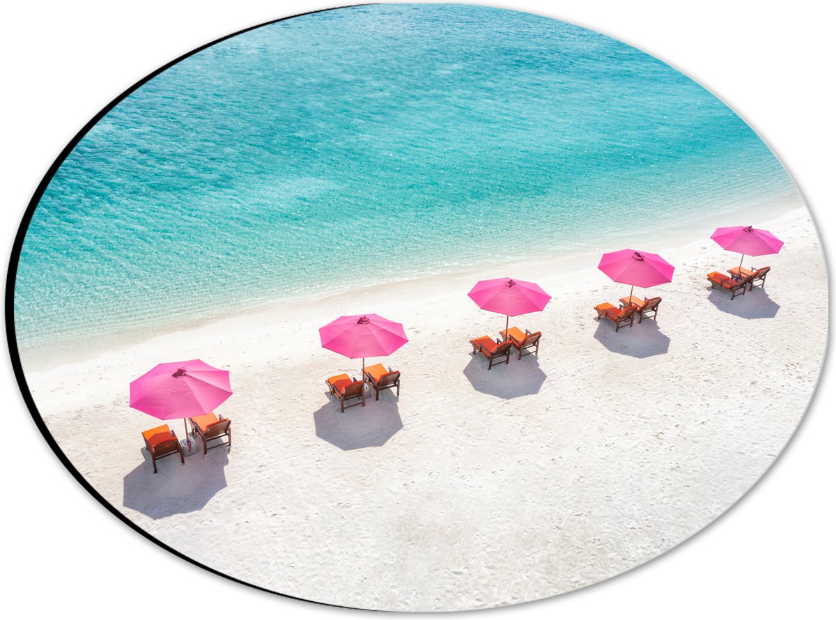 Dibond Ovaal - Ligbedden onder Roze Parasols op het Witte Strand bij Blauwe Oceaan - 28x21 cm Foto op Ovaal (Met Ophangsysteem)
