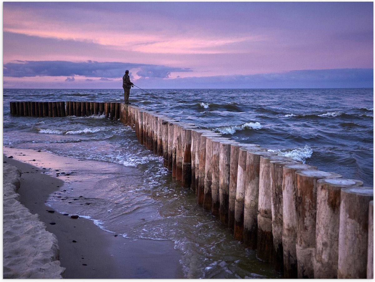 Poster Glanzend – Man op Palen in de Wilde Zee tijdens het Vissen - 80x60 cm Foto op Poste