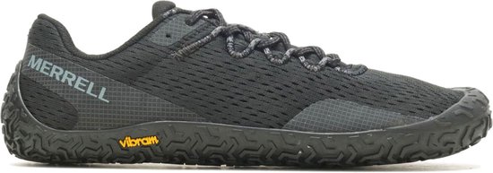 Zwarte Merrell Vapor Glove 6 sportschoen met een grof profiel en het gele 'Vibram'-logo op de zijkant.
