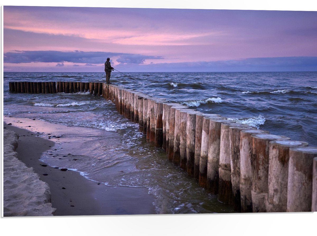 PVC Schuimplaat- Man op Palen in de Wilde Zee tijdens het Vissen - 75x50 cm Foto op PVC Sc