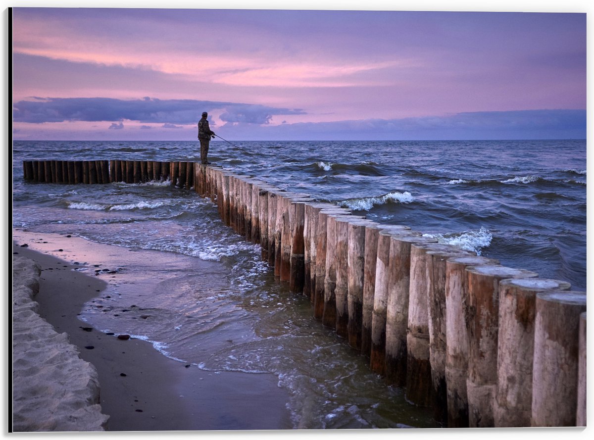 Dibond - Man op Palen in de Wilde Zee tijdens het Vissen - 40x30 cm Foto op Aluminium (Met