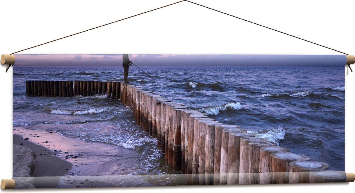 Textielposter - Man op Palen in de Wilde Zee tijdens het Vissen - 90x30 cm Foto op Textiel
