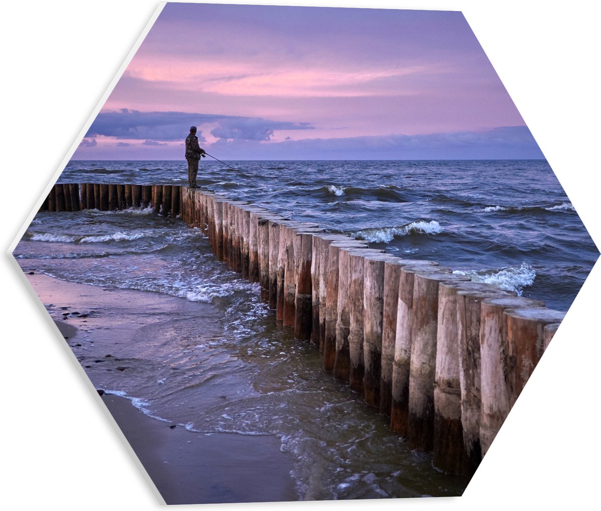 PVC Schuimplaat Hexagon - Man op Palen in de Wilde Zee tijdens het Vissen - 40x34.8 cm Fot