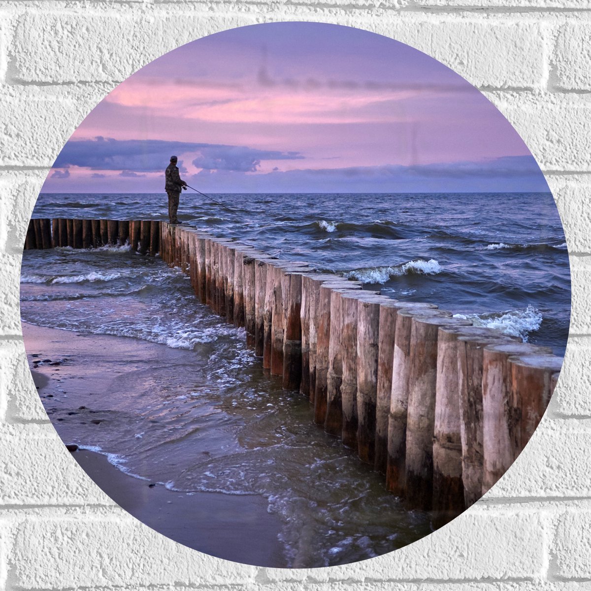 Muursticker Cirkel - Man op Palen in de Wilde Zee tijdens het Vissen - 50x50 cm Foto op Mu