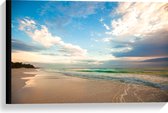 Canvas - Kalme Oceaan aanstromend op het Strand onder Wolkenveld - 60x40 cm Foto op Canvas Schilderij (Wanddecoratie op Canvas)