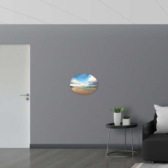 PVC Schuimplaat Ovaal - Kalme Oceaan aanstromend op het Strand onder Wolkenveld - 56x42 cm Foto op Ovaal (Met Ophangsysteem)