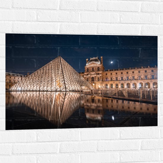 Muursticker - Verlicht Louvre in Parijs, Frankrijk - 90x60 cm Foto op Muursticker