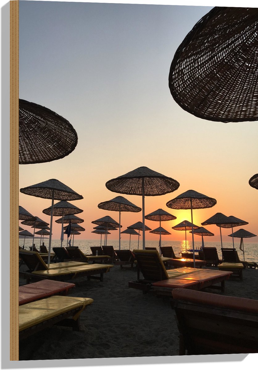 Hout - Strand met Ligbedden en Rieten Parasols - 50x75 cm - 9 mm dik - Foto op Hout (Met O