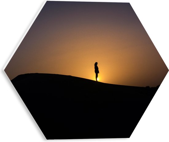 WallClassics - PVC Schuimplaat Hexagon - Silhouet Persoon op een Berg - 30x26.1 cm Foto op Hexagon (Met Ophangsysteem)