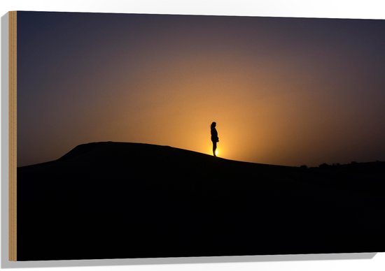 WallClassics - Hout - Silhouet Persoon op een Berg - 90x60 cm - 9 mm dik - Foto op Hout (Met Ophangsysteem)