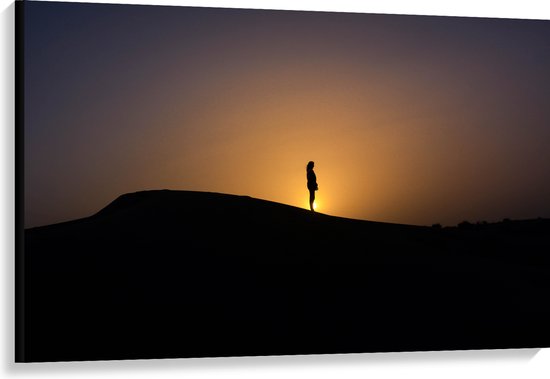 WallClassics - Canvas - Silhouet Persoon op een Berg - 120x80 cm Foto op Canvas Schilderij (Wanddecoratie op Canvas)