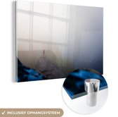 MuchoWow® Glasschilderij 120x80 cm - Schilderij acrylglas - Een reiziger in de mist - Foto op glas - Schilderijen