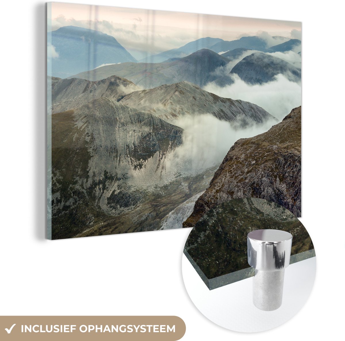 MuchoWow® Glasschilderij 30x20 cm - Schilderij acrylglas - Wolkengordijn gaat richting de Ben Nevis in Schotland - Foto op glas - Schilderijen