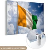 MuchoWow® Glasschilderij 180x120 cm - Schilderij acrylglas - Wapperende vlag van Ivoorkust - Foto op glas - Schilderijen