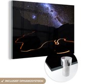 MuchoWow® Glasschilderij 90x60 cm - Schilderij acrylglas - Weg bij nacht - Foto op glas - Schilderijen