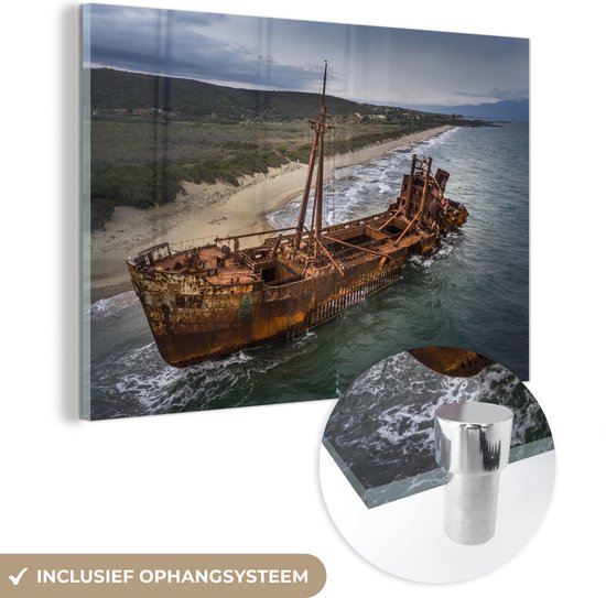 MuchoWow® Glasschilderij 30x20 cm - Schilderij acrylglas - Schip gestrand voor de kust - Foto op glas - Schilderijen