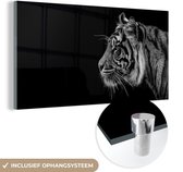 MuchoWow® Glasschilderij 160x80 cm - Schilderij acrylglas - Tijger op zwarte achtergrond in zwart-wit - Foto op glas - Schilderijen