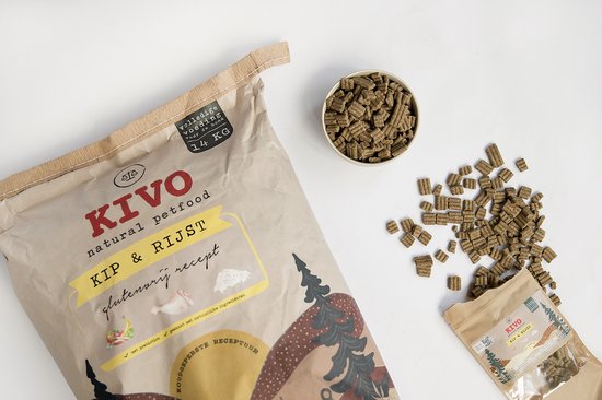 KIVO Kip & Rijst hondenvoer: zak van 14 kg, kleine zakjes, schaal en hoop brokken.