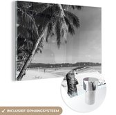 MuchoWow® Glasschilderij 30x20 cm - Schilderij acrylglas - Palmbomen op het strand van Boracay - zwart wit - Foto op glas - Schilderijen