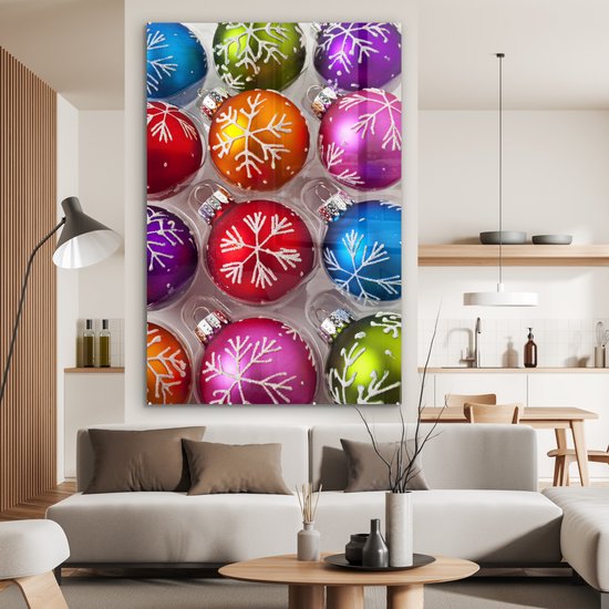 MuchoWow® Glasschilderij 100x150 cm - Schilderij acrylglas - Een doos met kerst ornamenten - Foto op glas - Schilderijen