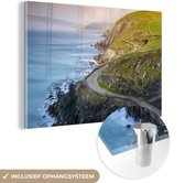 MuchoWow® Glasschilderij 180x120 cm - Schilderij acrylglas - Kustweg in Ierland - Foto op glas - Schilderijen