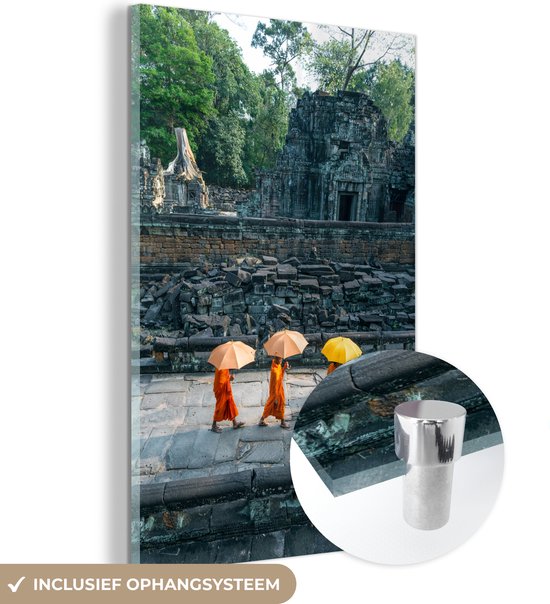 MuchoWow® Glasschilderij - Drie boeddhistische monniken wandelen in Angkor Wat - 80x120 cm - Acrylglas Schilderijen - Foto op Glas