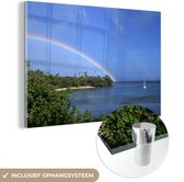 MuchoWow® Glasschilderij 150x100 cm - Schilderij acrylglas - Een zeilboot op het water naast een regenboog - Foto op glas - Schilderijen