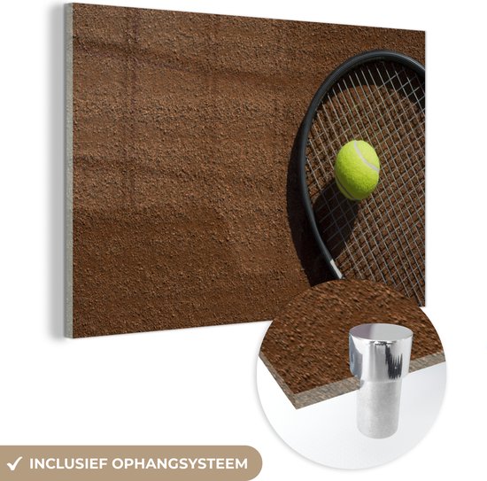 MuchoWow® Glasschilderij 90x60 cm - Schilderij acrylglas - Close-up van een tennisbal op een racket - Foto op glas - Schilderijen