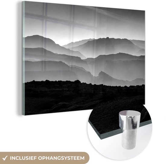 MuchoWow® Glasschilderij 60x40 cm - Schilderij acrylglas - Silhouette van bergen - zwart wit - Foto op glas - Schilderijen